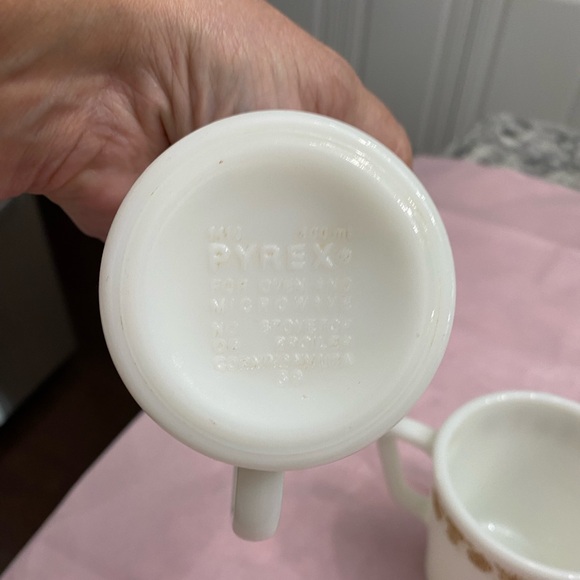 VINTAGE 1970’S SET OF 4 PYREX MILK GLASS MUGS WITH BUTTERFLY PATTERN D HANDLES - Picture 11 of 14